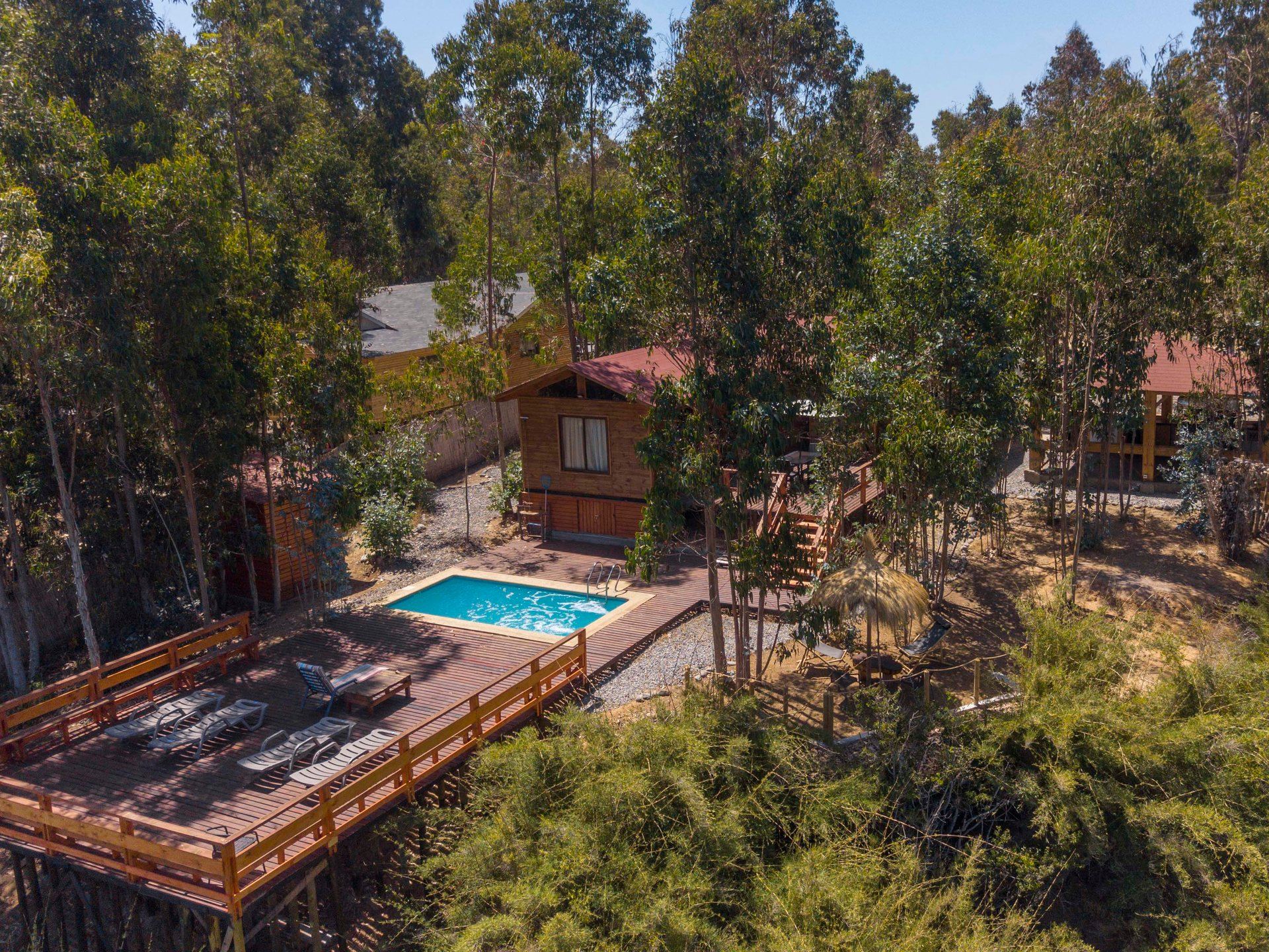 Vista aérea del conjunto: la casa, la piscina y el deck entre los eucaliptos — Parcela 1, Parcela Los Litres