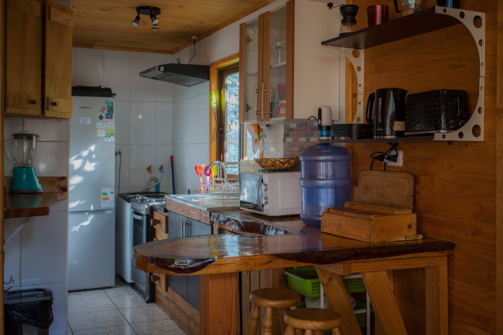 La cocina equipada de la casa familiar, con su barra — Parcela 1, Parcela Los Litres