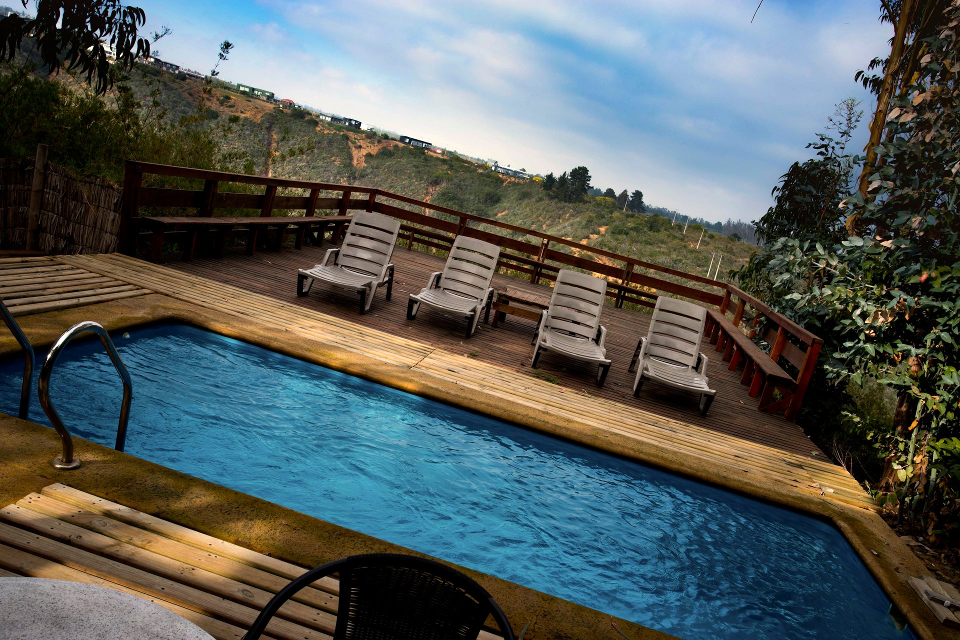 La piscina de uso exclusivo con sus reposeras y la vista abierta al valle — Parcela 1, Parcela Los Litres