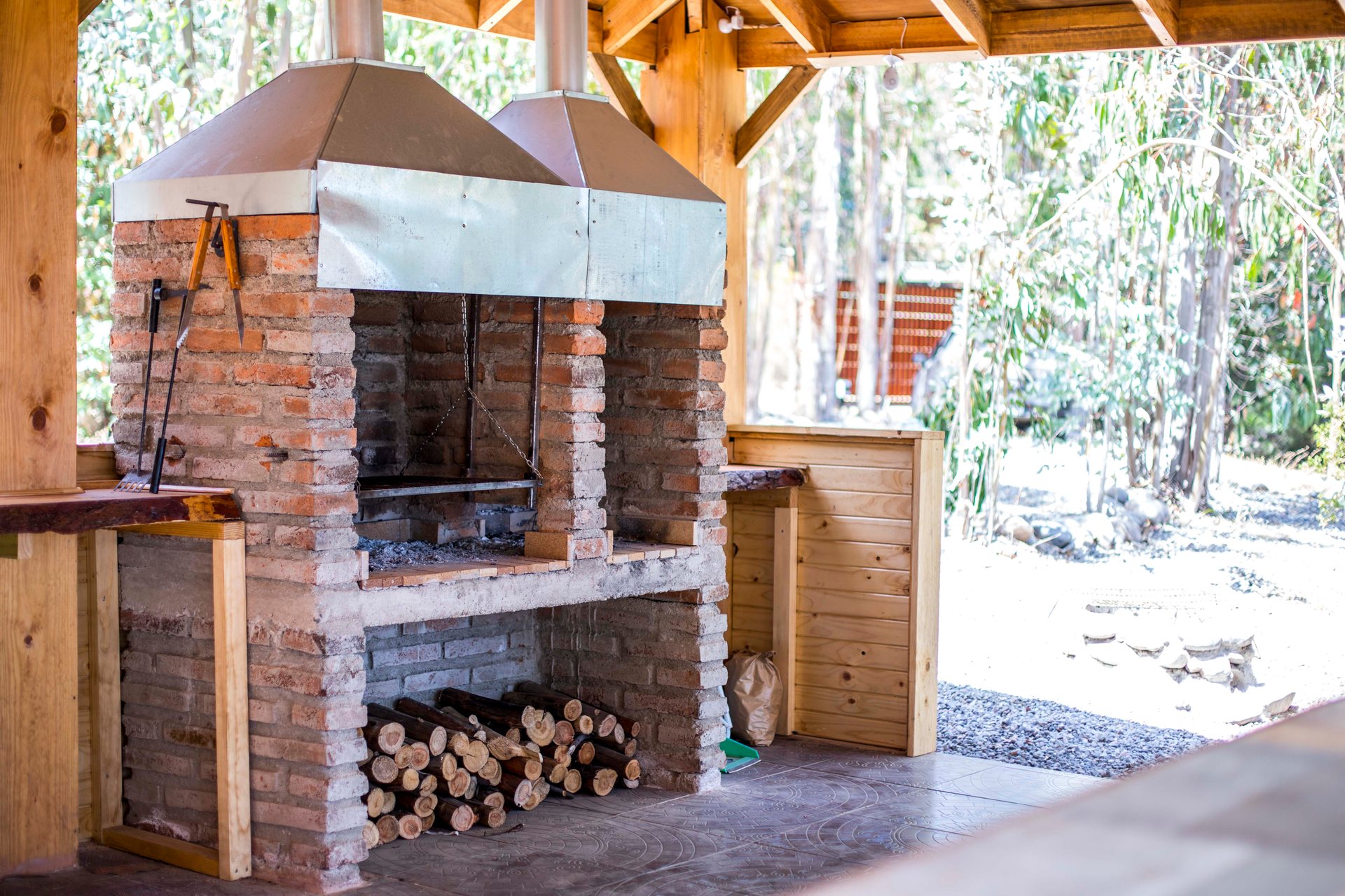 El quincho techado con la parrilla de obra y la leña — Parcela 1, Parcela Los Litres