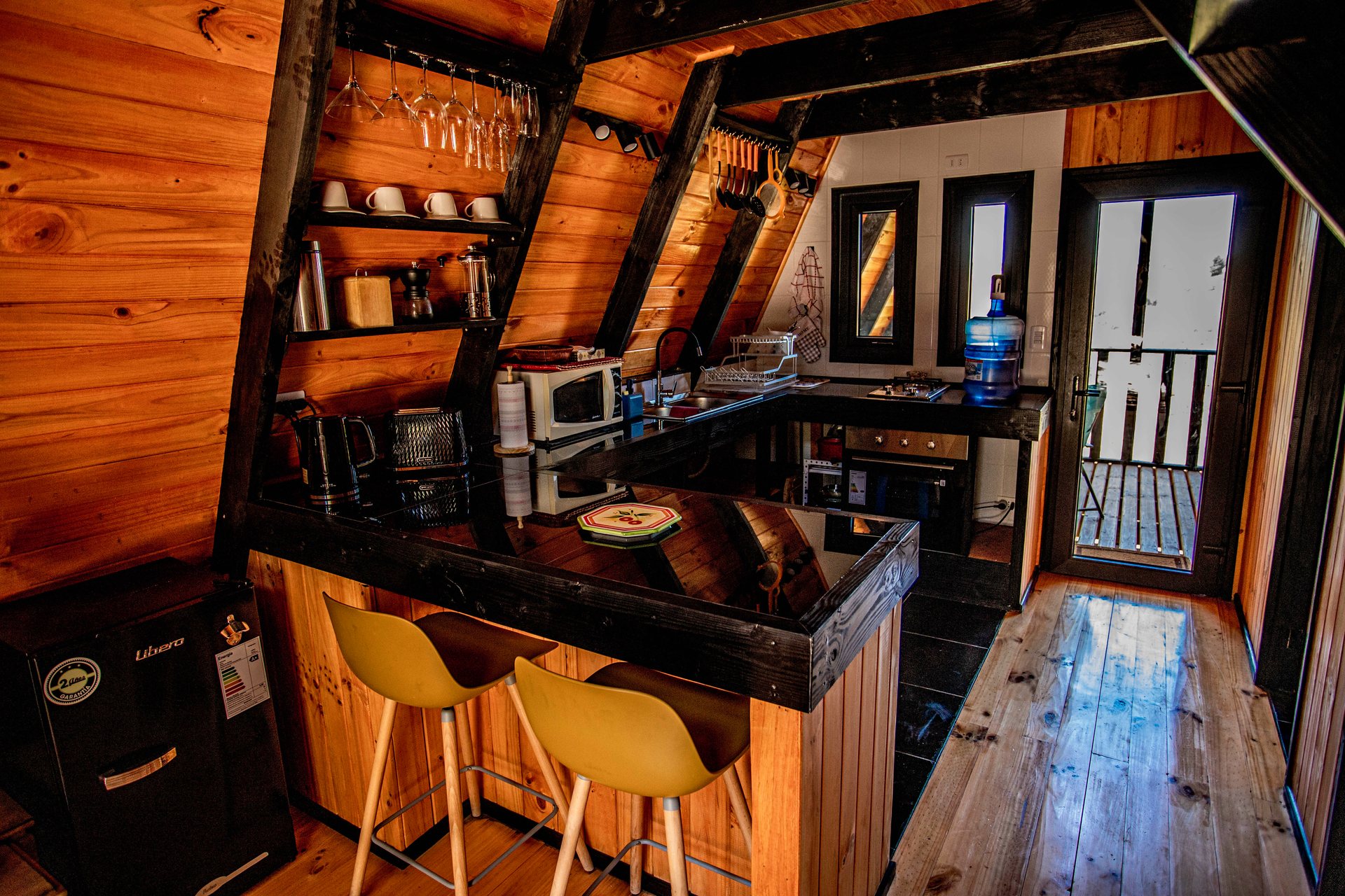 La cocina equipada de la tiny house, con su barra — Parcela 1, Parcela Los Litres
