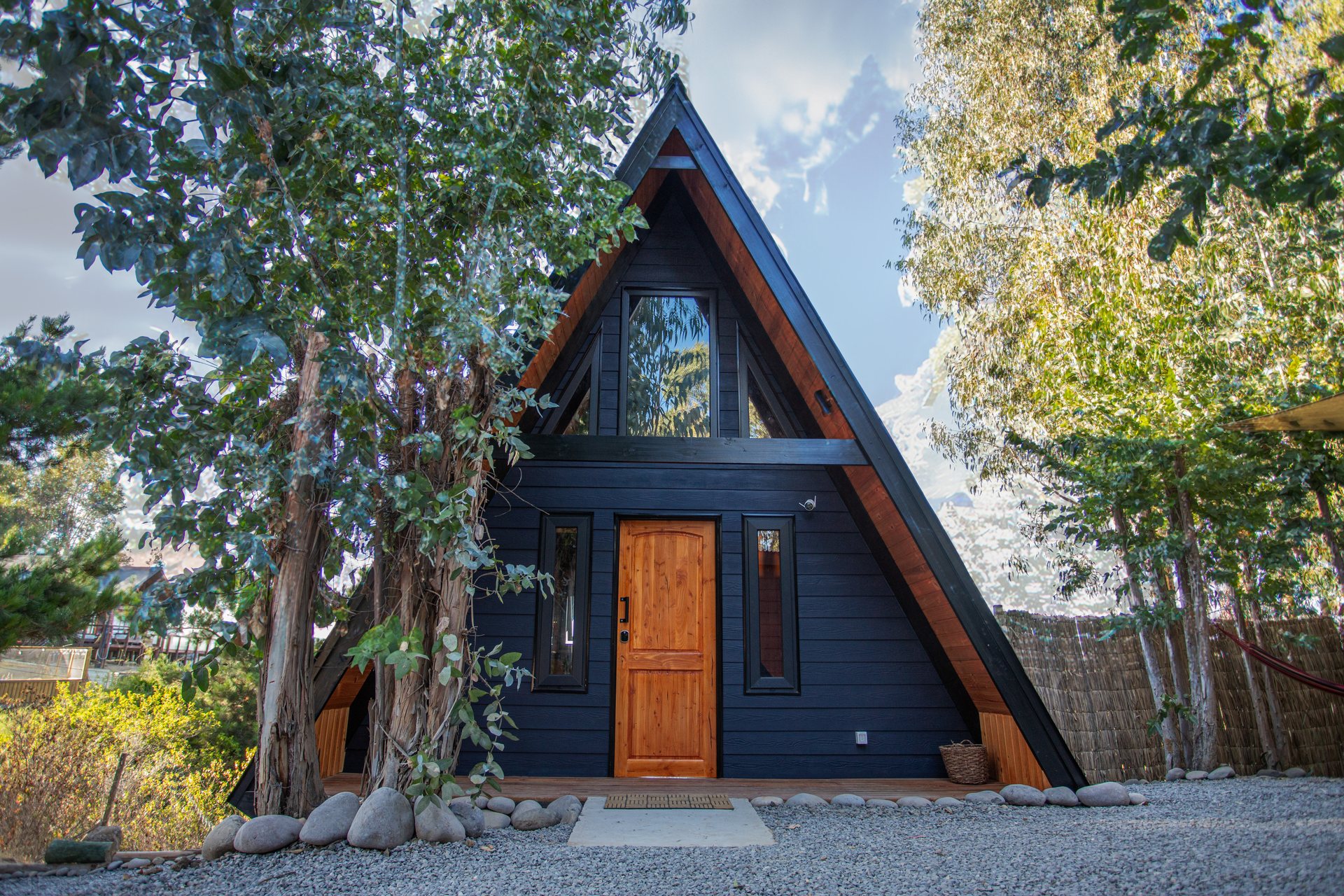 La fachada de la tiny house A-Frame entre los eucaliptos — Parcela 1, Parcela Los Litres