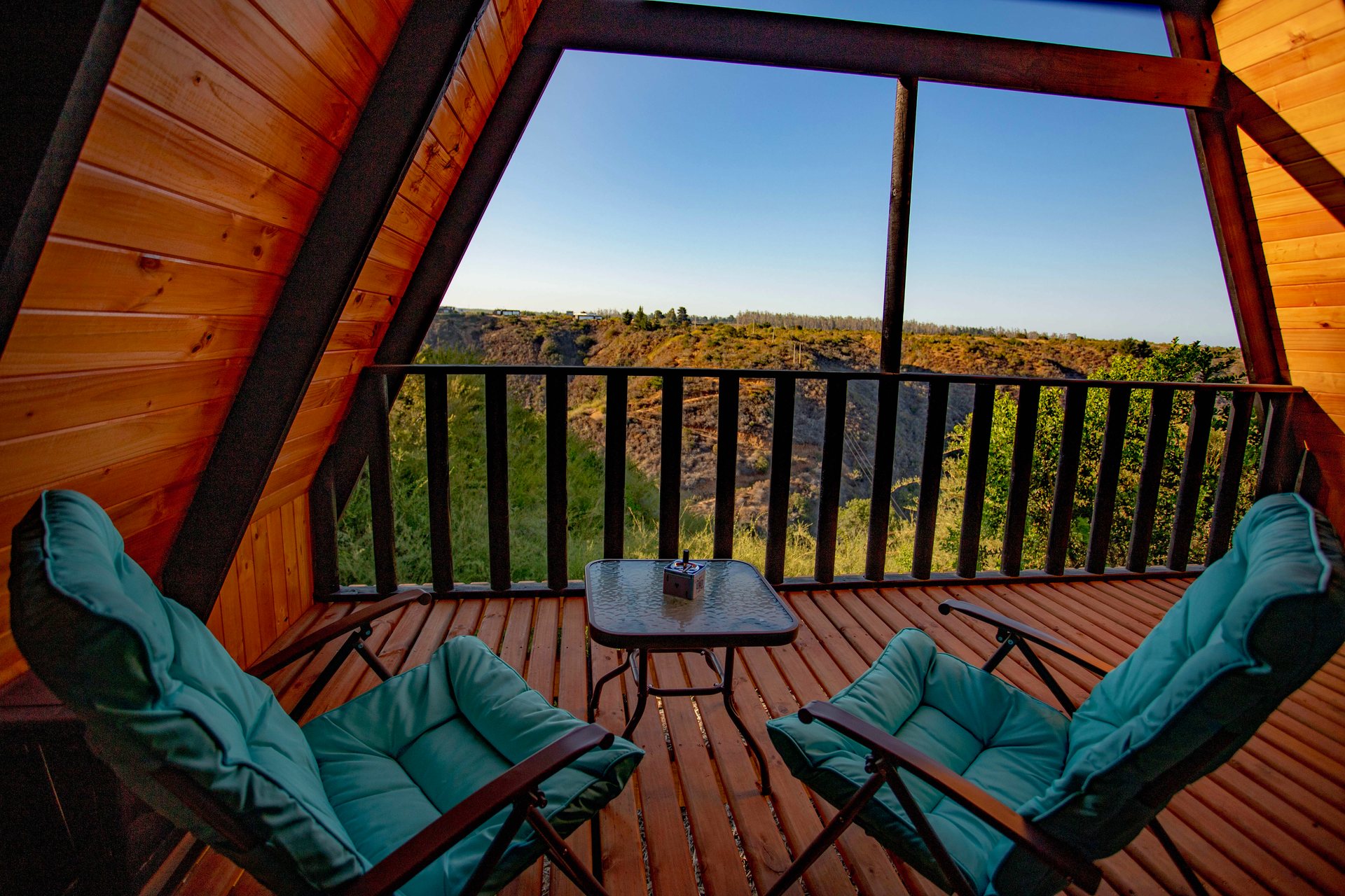 La terraza cubierta de la tiny house, con vista a la quebrada — Parcela 1, Parcela Los Litres