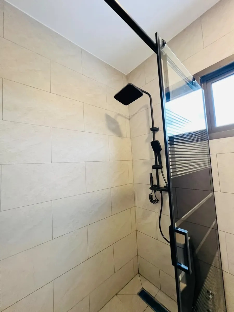 La ducha con mampara de vidrio — Parcela 1, Parcela con casa nueva