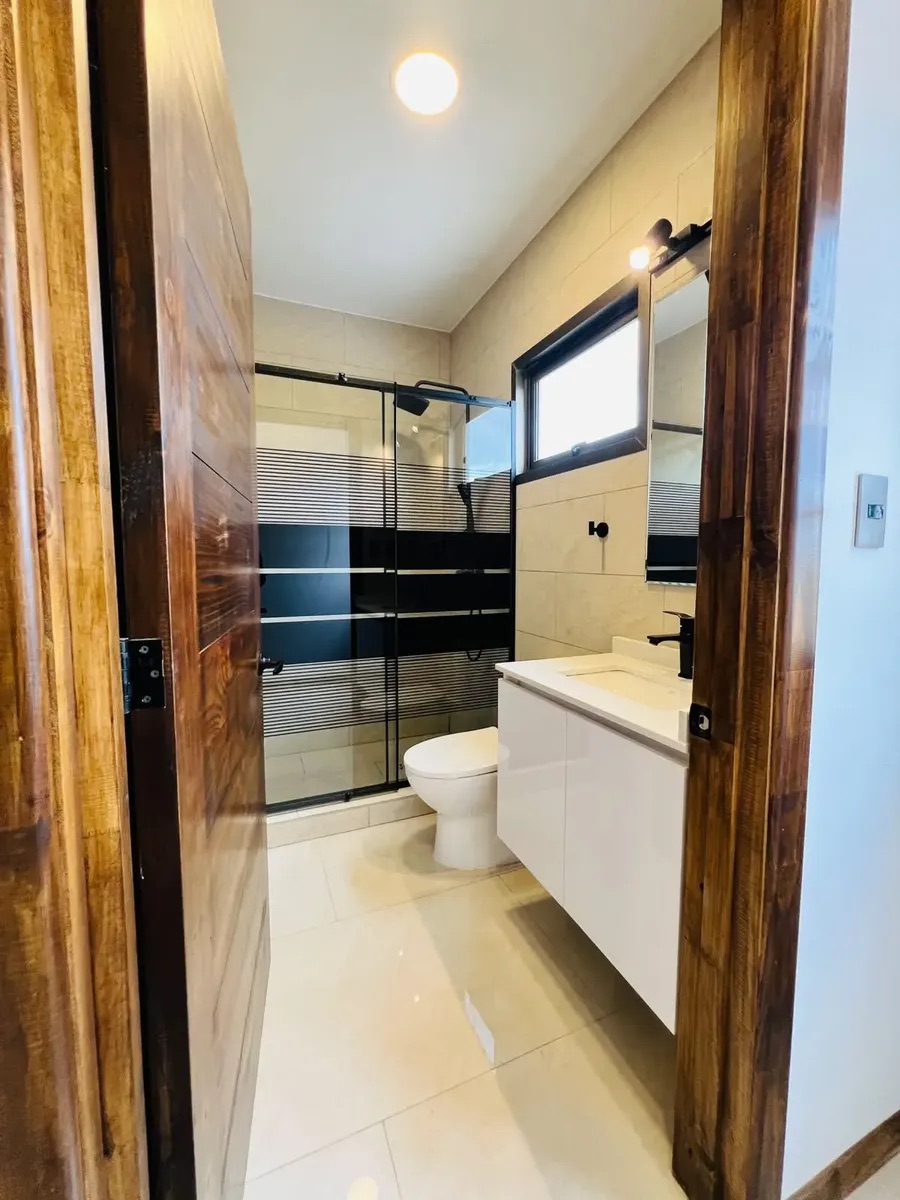 Baño con ducha, vanitorio y ventana — Parcela 1, Parcela con casa nueva