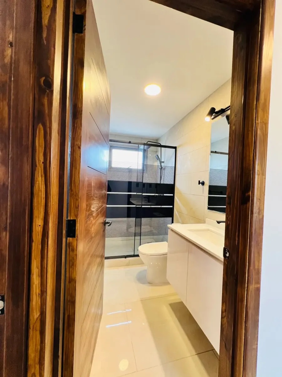 Baño con ducha de vidrio y vanitorio — Parcela 1, Parcela con casa nueva