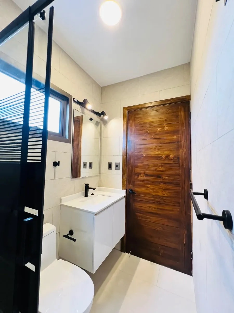 Baño con vanitorio y ventana — Parcela 1, Parcela con casa nueva