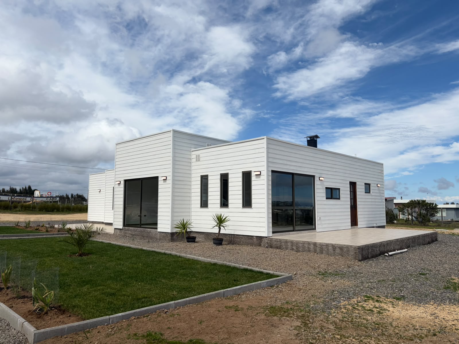 La fachada de la casa nueva con la terraza y el jardín — Parcela 1, Parcela con casa nueva