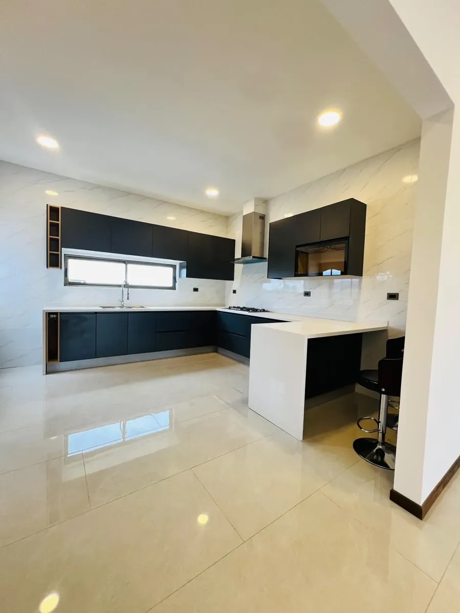 La cocina completa con su barra — Parcela 1, Parcela con casa nueva