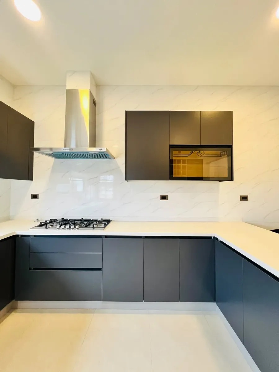 La cocina con encimera a gas, campana y horno empotrado — Parcela 1, Parcela con casa nueva