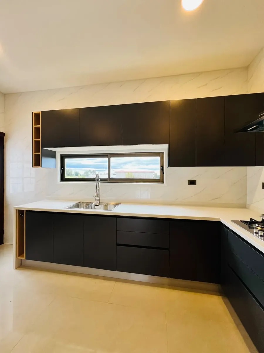 La cocina con el lavaplatos bajo la ventana — Parcela 1, Parcela con casa nueva