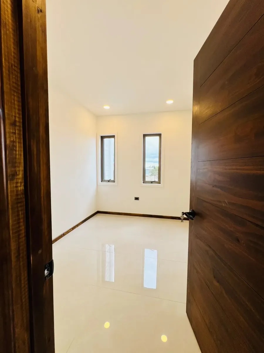 Dormitorio con piso porcelanato y dos ventanas — Parcela 1, Parcela con casa nueva