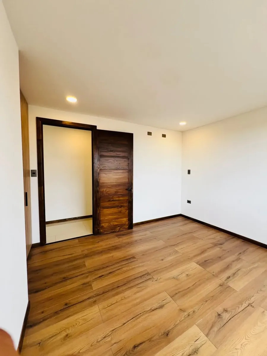 Dormitorio con piso flotante — Parcela 1, Parcela con casa nueva