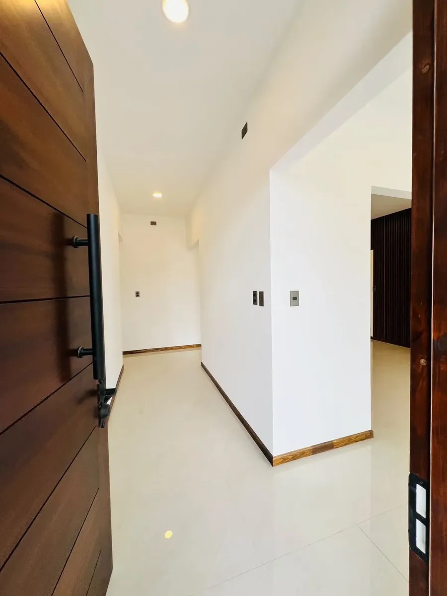 El hall de entrada con piso porcelanato — Parcela 1, Parcela con casa nueva