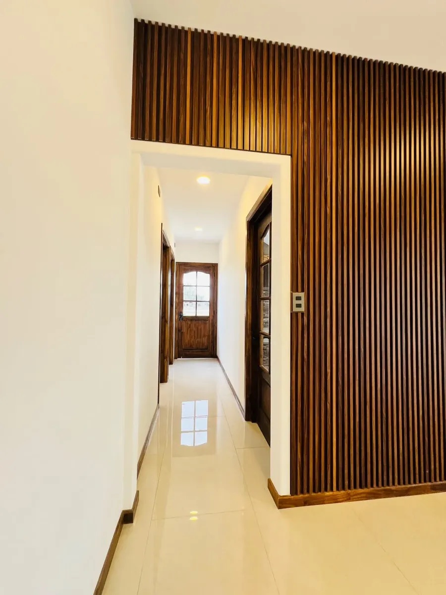 Pasillo con revestimiento de listones de madera — Parcela 1, Parcela con casa nueva