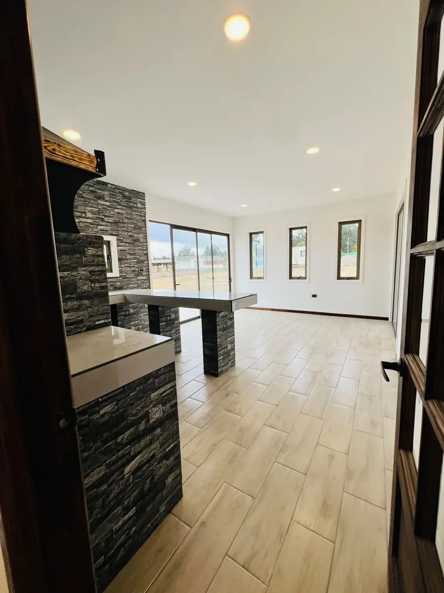 Vista general del quincho cerrado con ventanales — Parcela 1, Parcela con casa nueva
