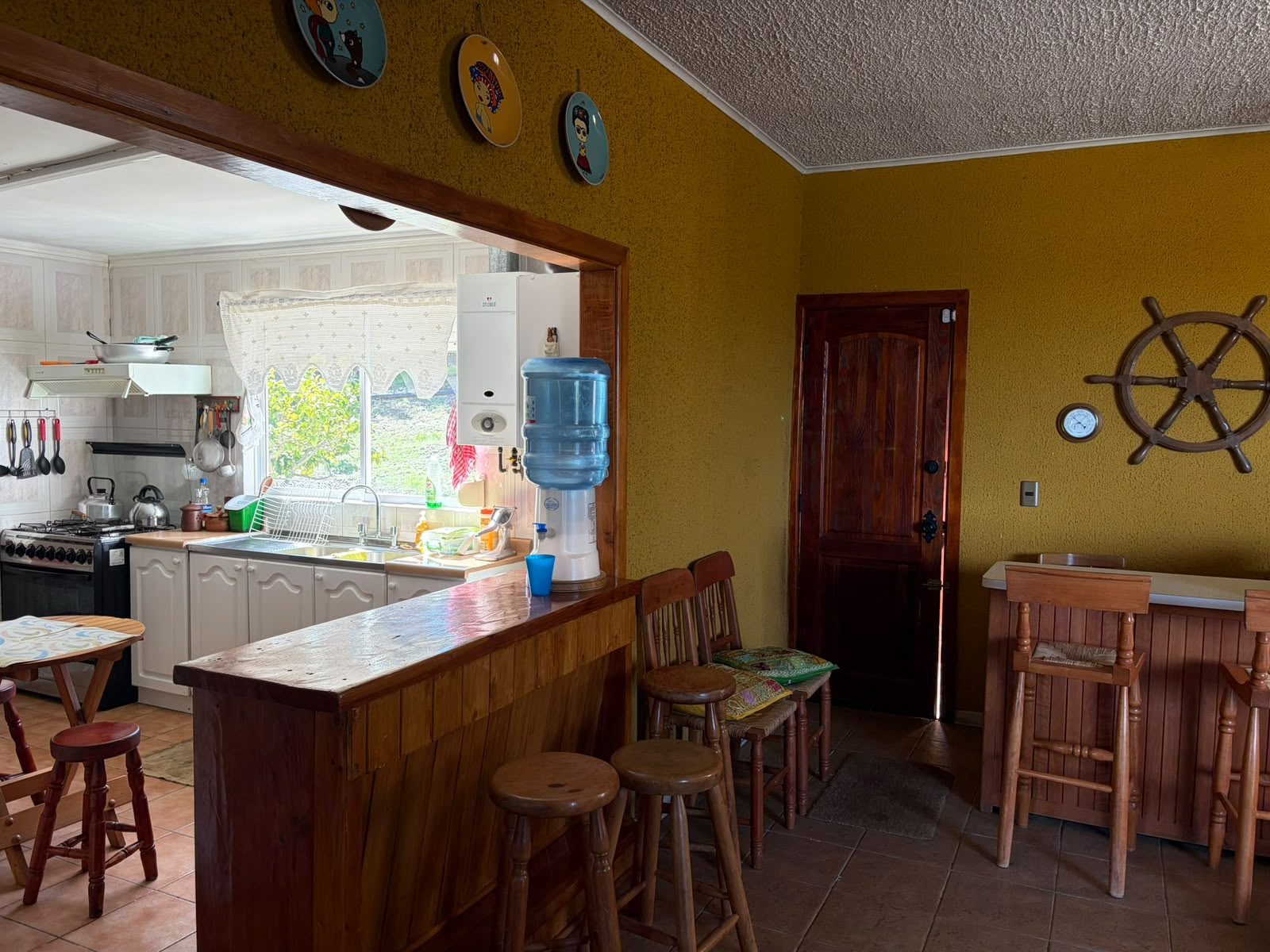 La cocina con barra abierta al comedor de diario — Parcela 1, Parcela familiar con piscina