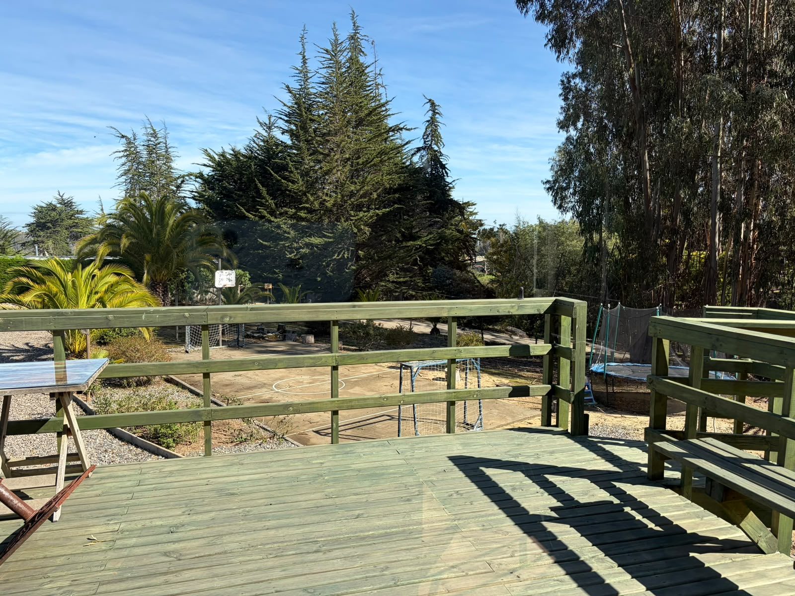 El deck de madera sobre el jardín — Parcela 1, Parcela familiar con piscina