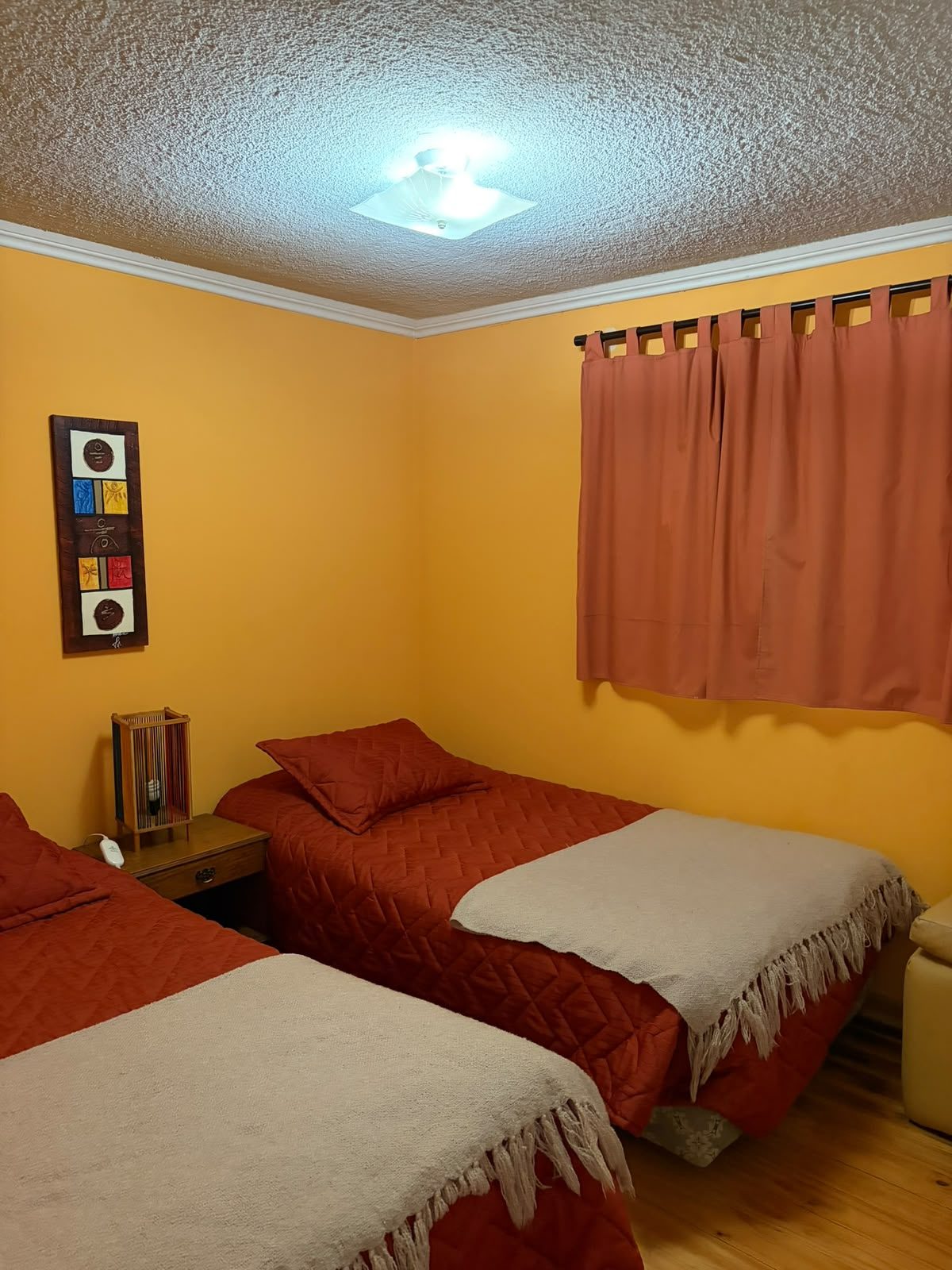 Dormitorio con dos camas — Parcela 1, Parcela familiar con piscina