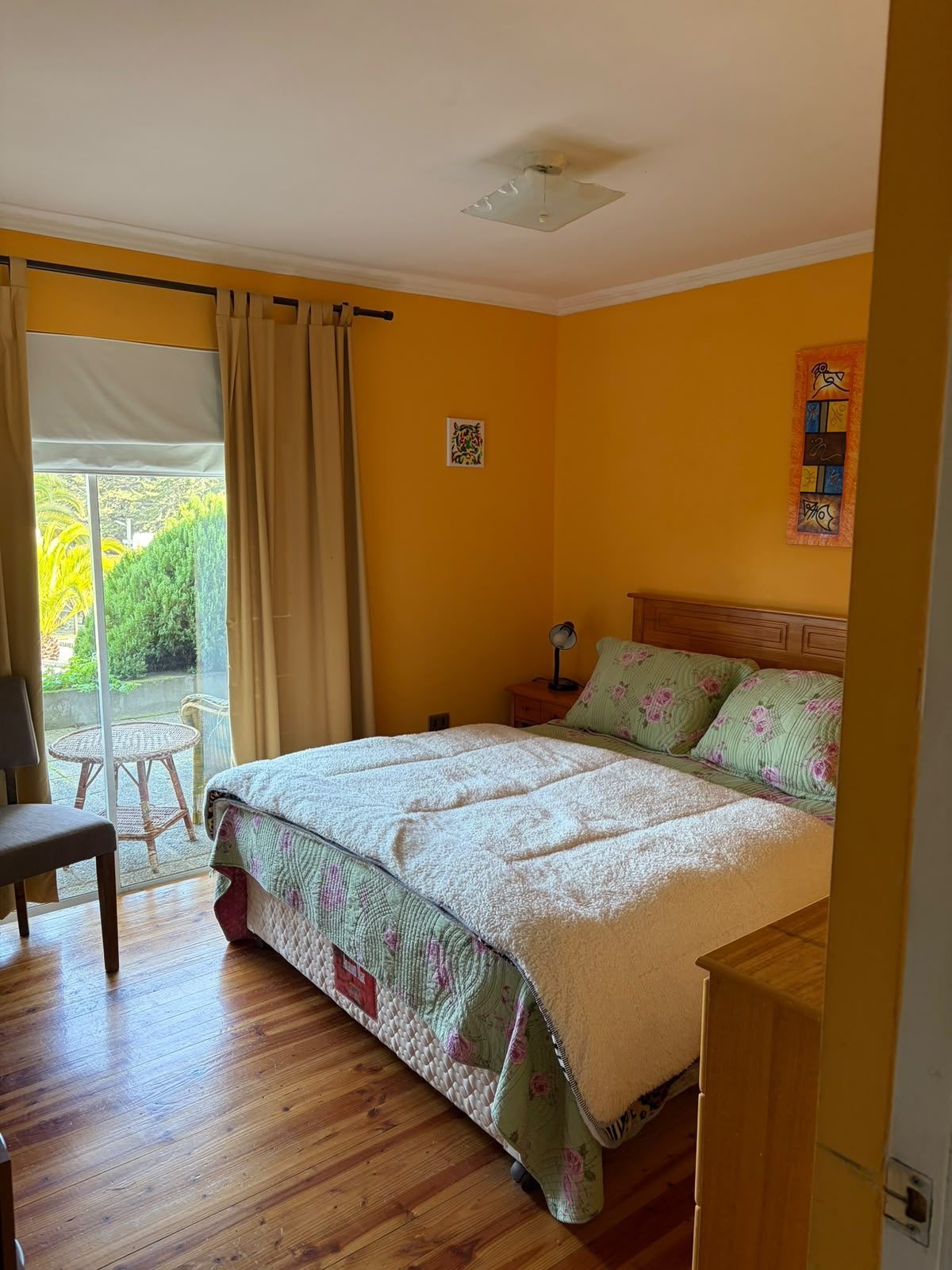 Dormitorio con salida a la terraza — Parcela 1, Parcela familiar con piscina
