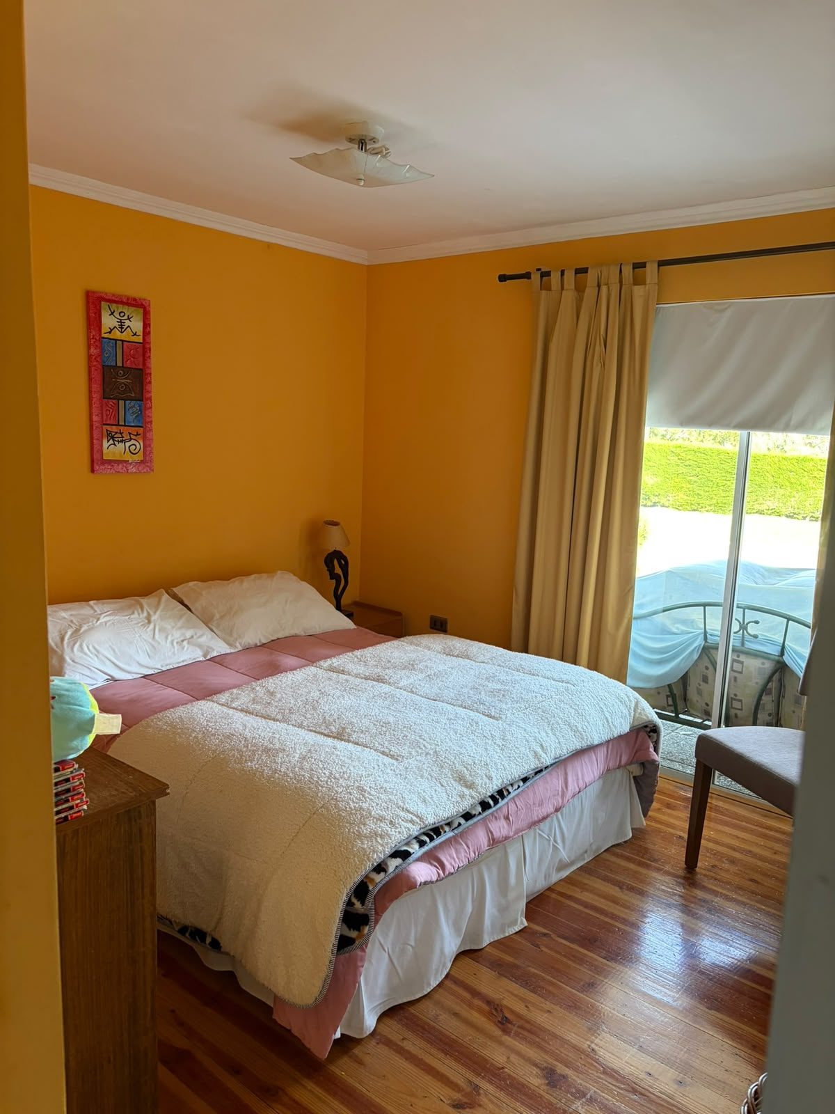 Dormitorio con ventana al jardín — Parcela 1, Parcela familiar con piscina