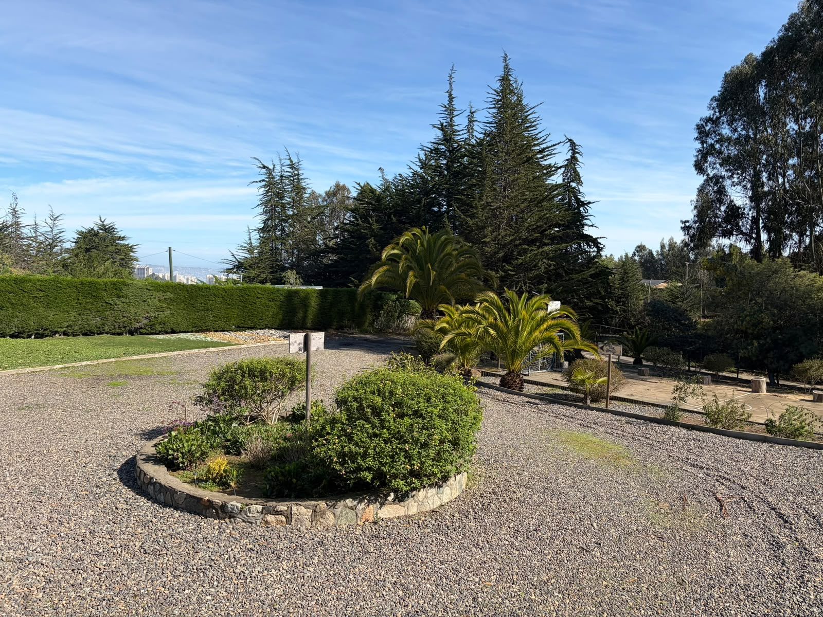 El jardín consolidado con la rotonda de acceso — Parcela 1, Parcela familiar con piscina