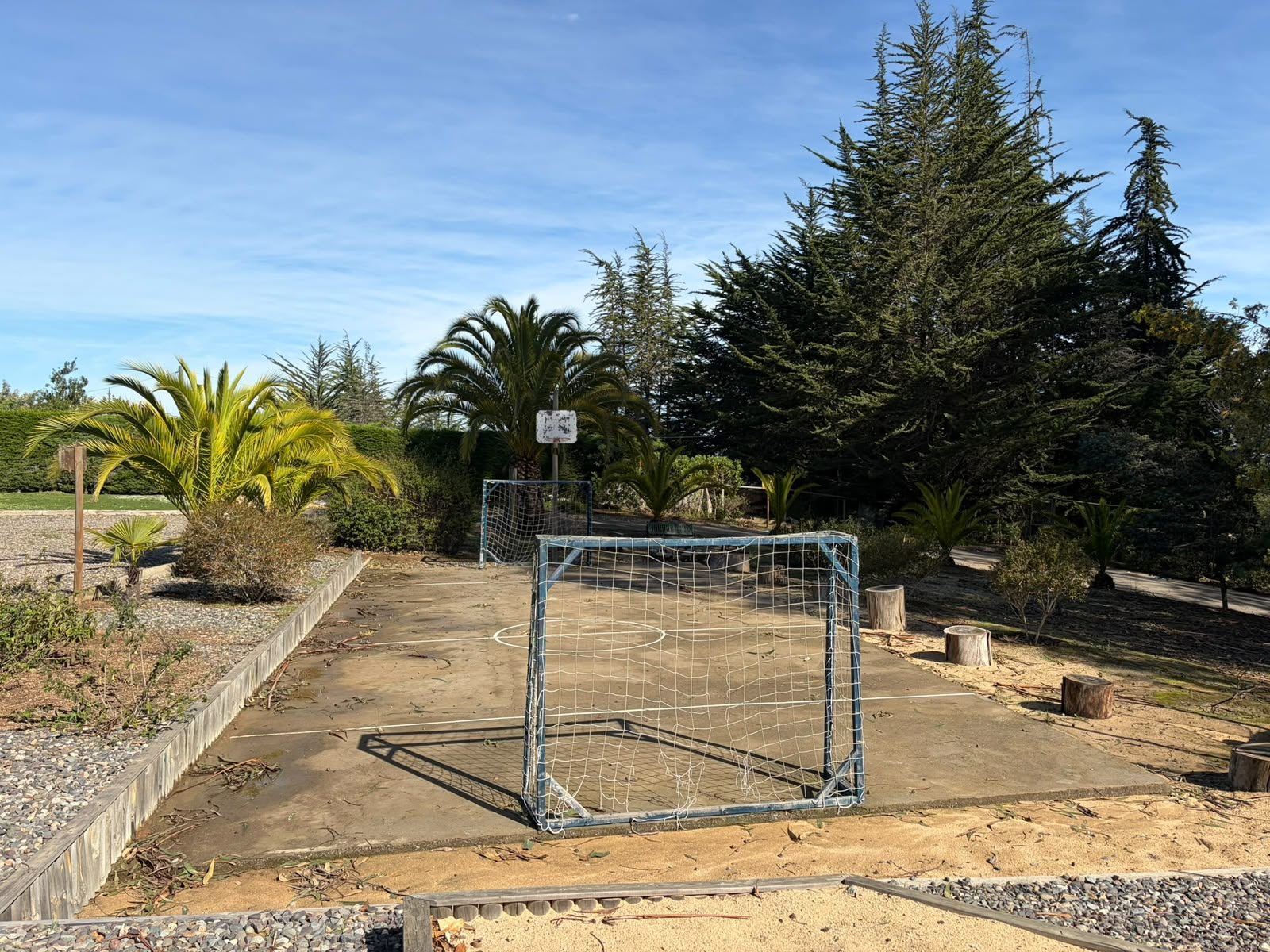 La multicancha con arcos de fútbol — Parcela 1, Parcela familiar con piscina