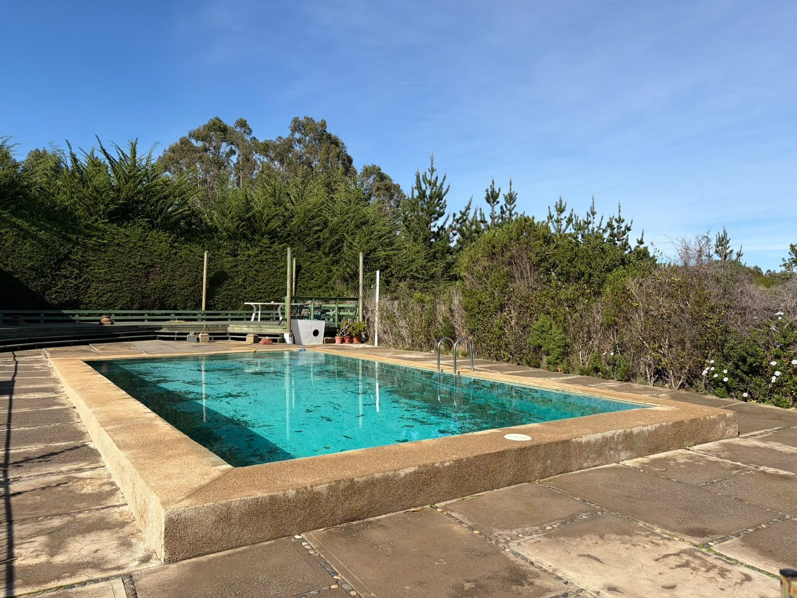 La piscina rodeada de árboles — Parcela 1, Parcela familiar con piscina