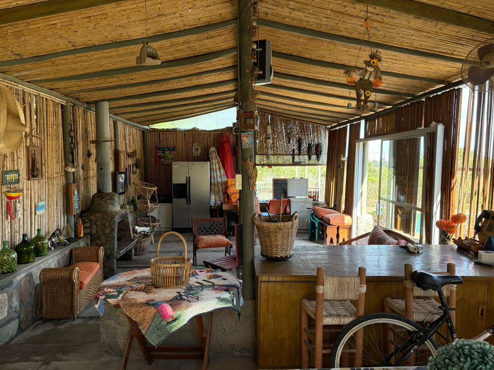El quincho con comedor, cocina y refrigerador — Parcela 1, Parcela familiar con piscina